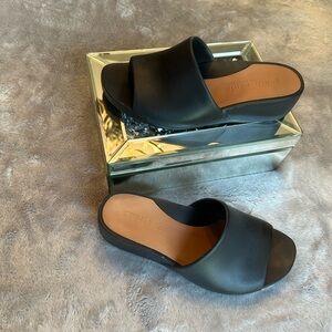 Description-Cushioned slides
Brand-Gentle Souls
Size-Women’s 8